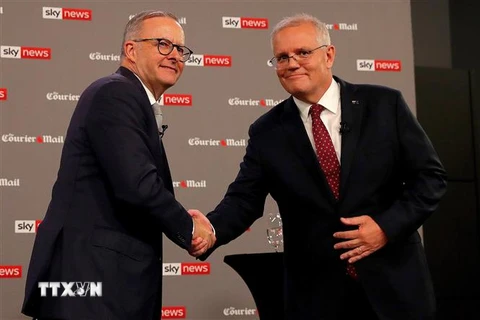 Thủ tướng đương nhiệm, lãnh đạo đảng Tự do, Scott Morrison (phải) và lãnh đạo Công đảng Anthony Albanese trong cuộc tranh luận trực tiếp trên truyền hình đầu tiên, ở Brisbane tối 20/4. (Ảnh: AFP/TTXVN)