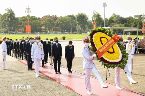 Chủ tịch Quốc hội Cộng hòa Singapore và Phu nhân vào Lăng viếng Chủ tịch Hồ Chí Minh. 