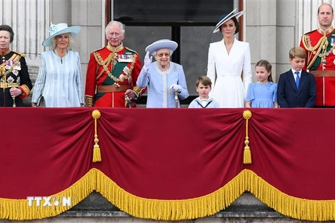 Gia đình Hoàng gia Anh tại Đại lễ Bạch kim kỷ niệm 70 năm Nữ hoàng Elizabeth II lên ngôi, London ngày 2/6. (Ảnh: AFP/ TTXVN)