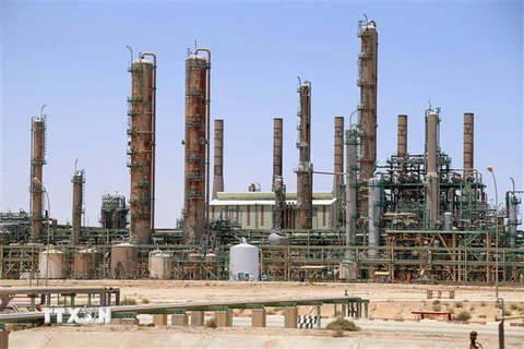 Một cơ sở lọc dầu tại thị trấn Ras Lanuf, Libya. (Ảnh: AFP/TTXVN)