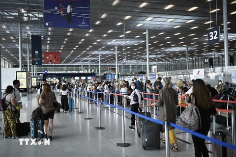 Hành khách xếp hàng tại sân bay Orly, phía nam thủ đô Paris, Pháp. (Ảnh: AFP/ TTXVN)