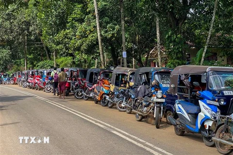 Các phương tiện xếp hàng chờ bơm nhiên liệu tại Pugoda, Sri Lanka, ngày 23/6. (Ảnh: AFP/TTXVN)