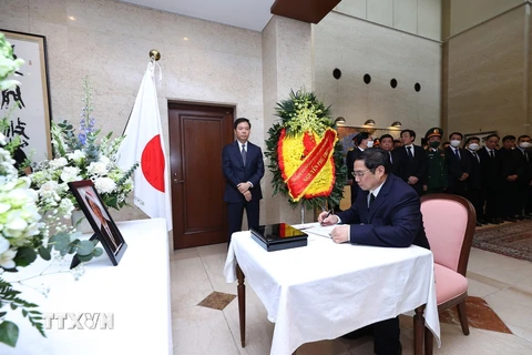 Thủ tướng Chính phủ Phạm Minh Chính ghi sổ tang tưởng niệm cố Thủ tướng Nhật Bản Abe Shinzo. (Ảnh: Dương Giang/TTXVN)