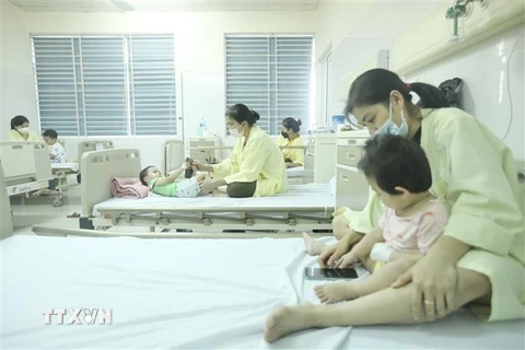 Các bệnh nhi điều trị cúm A tại Khoa Nhi (Bệnh viện Bệnh nhiệt đới Trung ương). (Ảnh: Minh Quyết/TTXVN)