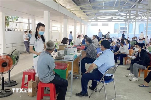 Bệnh viên Sài Gòn-Phan Rang tiêm vaccine phòng COVID-19 mũi 4 cho đối tượng từ 18 tuổi trở lên trên địa bàn tỉnh Ninh Thuận. (Ảnh: Công Thử/TTXVN)
