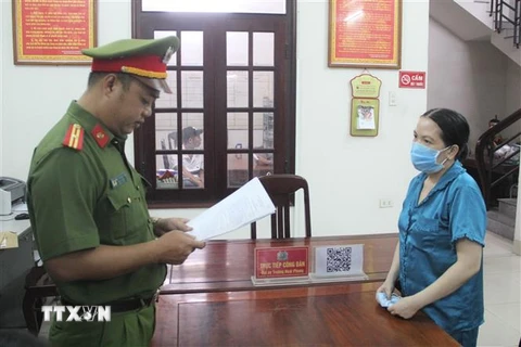 Công an tỉnh Phú Yên đọc lệnh giữ người trong trường hợp khẩn cấp đối với Bùi Thị Tú Trinh (sinh năm 1983, trú tại thành phố Tuy Hòa, tỉnh Phú Yên), một trong hai đối tượng cầm đầu tổ chức đánh bạc. (Ảnh: Tường Quân/TTXVN)