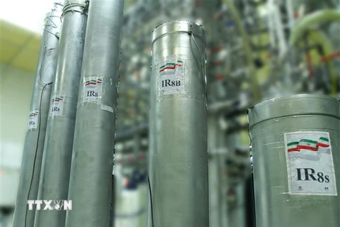 Các máy ly tâm bên trong cơ sở hạt nhân Natanz, Iran. (Ảnh: AFP/TTXVN)