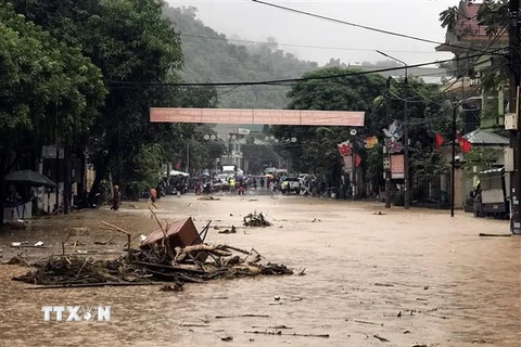 Nguyên nhân lũ quét là do mưa lớn, nước từ thượng nguồn các xã Tây Sơn, Tà Cạ (huyện Kỳ Sơn) đổ về. (Ảnh: Tá Chuyên/TTXVN)