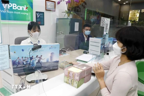 Khách hàng giao dịch tiền gửi tại Ngân hàng TMCP Việt Nam Thịnh Vượng. (Ảnh minh họa: Trần Việt/TTXVN)