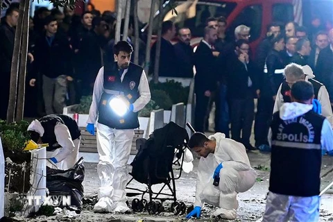 Lực lượng chức năng điều tra tại hiện trường vụ nổ ở khu phố đi bộ thuộc trung tâm thành phố Istanbul, Thổ Nhĩ Kỳ ngày 13/11. (Ảnh: AFP/TTXVN)