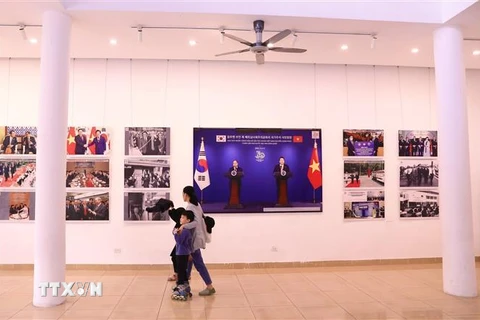 Khách tham quan triển lãm ảnh “30 năm hợp tác Việt Nam-Hàn Quốc” ngày 17/12/2022. (Ảnh: Hoàng Hiếu/TTXVN)