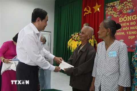 Phó Chủ tịch Thường trực Quốc hội Trần Thanh Mẫn tặng quà gia đình chính sách xã Thạnh Xuân. (Ảnh: Hồng Thái/TTXVN)