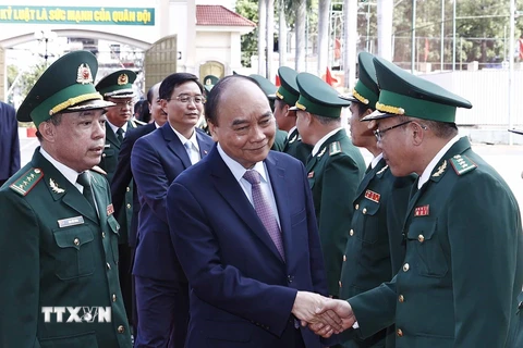Chủ tịch nước Nguyễn Xuân Phúc thăm, chúc Tết cán bộ, chiến sỹ Bộ đội Biên phòng tỉnh Đắk Lắk. (Ảnh: Thống Nhất/TTXVN)