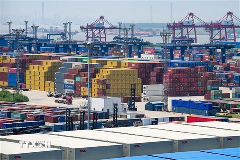 Container hàng hóa được xếp tại cảng ở Nam Kinh, tỉnh Giang Tô, Trung Quốc, ngày 6/5/2022. (Ảnh: THX/TTXVN)