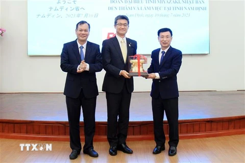 Lãnh đạo tỉnh Nam Định tặng quà lưu niệm đoàn công tác tỉnh tỉnh Miyazaki (Nhật Bản). (Ảnh: Thái Thuần/TTXVN)