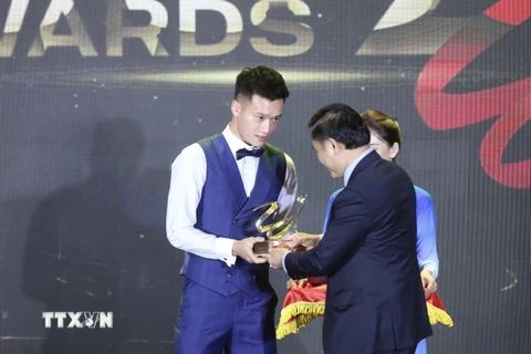 Ban Tổ chức trao giải cầu thủ xuất sắc nhất Giải Vô địch quốc gia cho cầu thủ Nguyễn Hoàng Đức của CLB Viettel. (Ảnh: Minh Quyết/TTXVN)