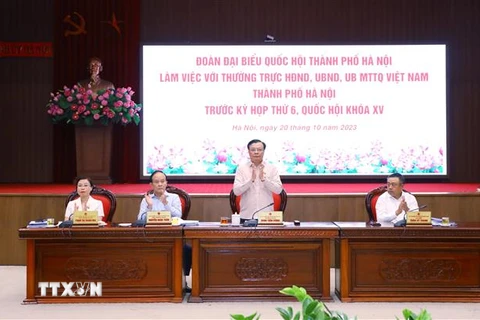 Bí thư Thành ủy, Trưởng đoàn đại biểu Quốc hội thành phố Hà Nội Đinh Tiến Dũng với các đại biểu chủ trì buổi làm việc. (Ảnh: Văn Điệp/TTXVN)