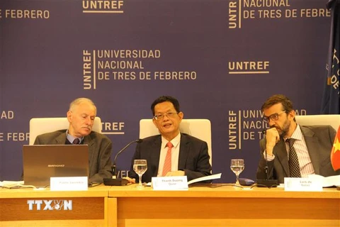 Đại sứ Việt Nam tại Argentina Dương Quốc Thanh (giữa) phát biểu tại Hội thảo. (Ảnh: Ngọc Tùng/TTXVN)