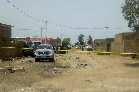 Hiện trường một vụ tấn công ở Ouagadougou. (Ảnh: AFP/ TTXVN)