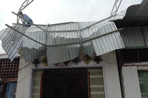 Một căn nhà ở xã Thới Sơn, huyện Tịnh Biên bị dông lốc làm tốc mái một phần. (Ảnh: Công Mạo/TTXVN)