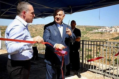 Thủ tướng Israel Benjamin Netanyahu đã tới thăm một khu định cư ở Bờ Tây trong ngày 31/7. (Nguồn: timesofisrael)