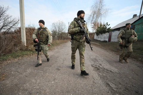 Binh sỹ Ukraine tuần tra tại làng Katerynivka, vùng Lugansk, miền Đông Ukraine ngày 2/11/. (Ảnh: AFP/TTXVN)