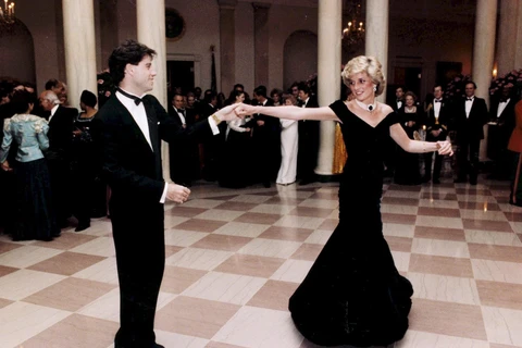 Cố Công nương Diana đã diện chiếc đầm cúp ngực của nhà mốt Victor Edelstein tại một bữa tiệc chiêu đãi tại Nhà Trắng vào năm 1985. (Nguồn: EPA)