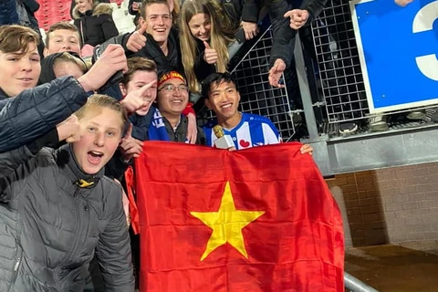 Đoàn Văn Hậu ăn mừng sau khi có trận đấu tiên trong màu áo SC Heerenveen. (Nguồn: SC Heerenveen)