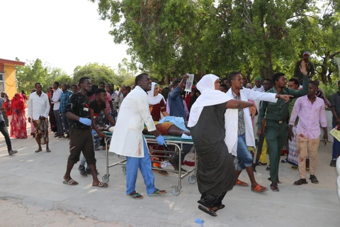 Chuyển người bị thương tại hiện trường vụ đánh bom ở thủ đô Mogadishu, Somalia ngày 28/12. (Ảnh: AFP/TTXVN)