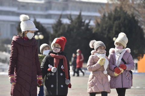 Người dân đeo khẩu trang đề phòng lây nhiễm COVID-19 tại Bình Nhưỡng, Triều Tiên. (Ảnh: AFP/TTXVN)
