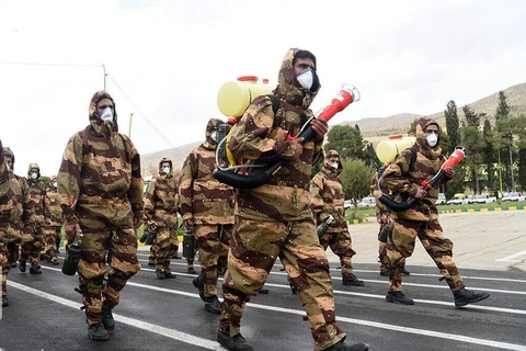 Lực lượng quân đội Iran mang các trang thiết bị vật tư y tế trong lễ kỷ niệm. (Nguồn: tehrantimes)