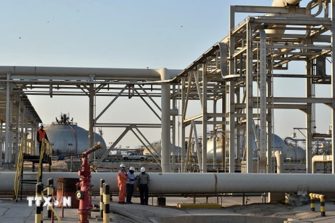 Công nhân làm việc tại nhà máy lọc dầu Abqaiq của Aramco ở Saudi Arabia. (Ảnh: AFP/TTXVN)