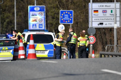 Cảnh sát Đức kiểm tra các phương tiện tại khu vực cửa khẩu biên giới Đức-Áo gần Freilassing, miền Nam Đức. (Ảnh: AFP/TTXVN)