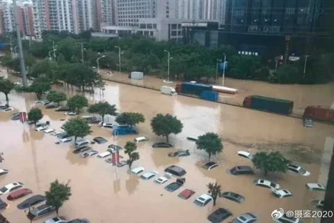 Đường phố ngập lụt do mưa dông kéo dài. (Nguồn: Weibo)
