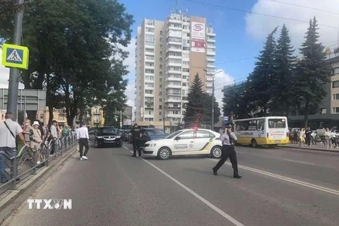Cảnh sát phong tỏa khu vực trung tâm thành phố Lutsk, Tây Bắc Ukraine sau khi xảy ra vụ bắt cóc. (Ảnh: Daily Star/TTXVN)