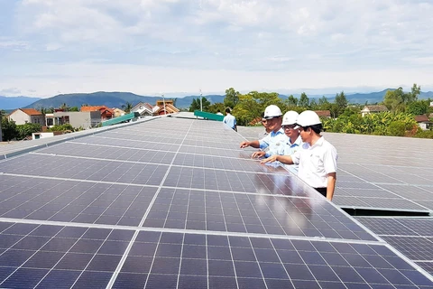 Công trình điện Mặt Trời mái nhà lớn nhất tỉnh Quảng Bình đi vào đóng điện vận hành. (Ảnh: Đức Thọ/TTXVN)