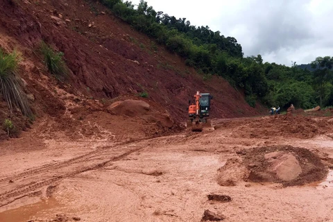 Một tuyến đường tỉnh lộ tại Sơn La bị sạt lở. (Ảnh: Hữu Quyết/TTXVN)