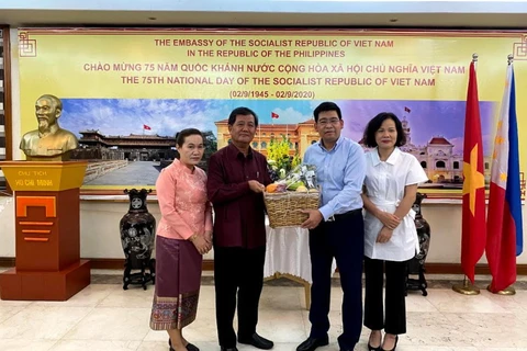 Đại sứ Lào và phu nhân chúc mừng nhân dịp 75 năm Quốc khánh. (Ảnh: Đại sứ quán Việt Nam tại Philippines)