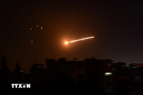 Hình ảnh hệ thống phòng không của Syria đánh chặn các tên lửa của Israel tại thủ đô Damascus ngày 20/7/. (Ảnh: AFP/TTXVN)