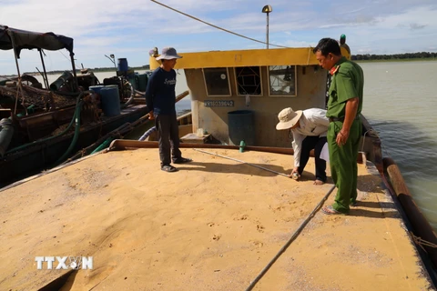 Tây Ninh: Tạm giữ bốn tàu hút cát trái phép trong hồ Dầu Tiếng