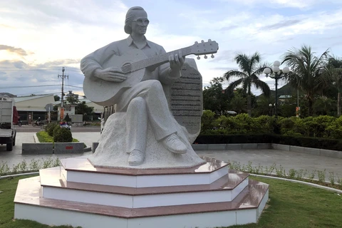Tượng nhạc sỹ Trịnh Công Sơn cao 2,4m làm bằng chất liệu bằng đá granite xám được đặt bên bờ biển Quy Nhơn. (Ảnh: Nguyên Linh/TTXVN)