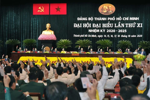Các đại biểu biểu quyết thông qua danh sách Ban Chấp hàng Đảng bộ Thành phố Hồ Chí Minh nhiệm kỳ 2020-2025. (Ảnh: Thanh Vũ/TTXVN)