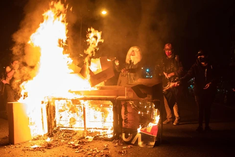 Người biểu tình quá khích đốt phá đồ vật trên một tuyến phố ở Philadelphia, Mỹ. (Ảnh: AFP/TTXVN)