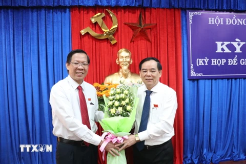Bí thư Tỉnh ủy Bến Tre Phan Văn Mãi (bên trái) tặng hoa chúc mừng ông Trần Ngọc Tam được bầu giữ chức Chủ tịch UBND tỉnh Bến Tre, nhiệm kỳ 2016-2021. (Ảnh: Huỳnh Phúc Hậu/TTXVN)