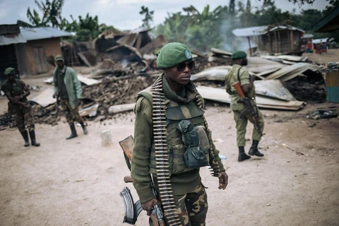 Binh sỹ Cộng hòa Dân chủ Congo tuần tra tại làng Manzalaho gần Beni. (Ảnh: AFP/TTXVN)