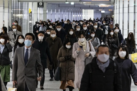 Người dân đeo khẩu trang phòng dịch COVID-19 tại Tokyo, Nhật Bản. (Ảnh: AFP/TTXVN)