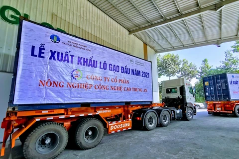 Xe chở lô hàng gạo xuất khẩu đầu năm 2021 của Công ty Cổ phần Nông nghiệp công nghệ cao Trung An chuẩn bị ra cảng. (Ảnh: Thanh Liêm/TTXVN)