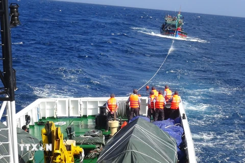 Khánh Hòa: Tàu Kiểm ngư tiến hành lai dắt tàu cá bị nạn vào bờ