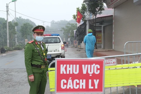 Lực lượng chức năng lập chốt tại Mê Linh, Vĩnh Phúc. (Ảnh: Phạm Hùng/TTXVN phát)