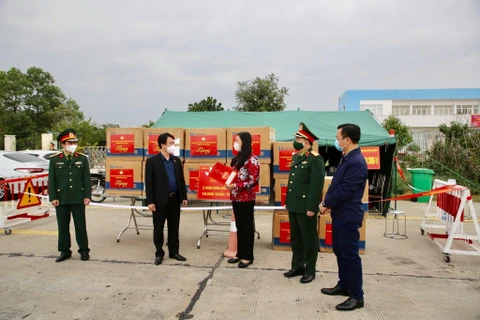 Chủ tịch Ủy ban Mặt trận Tổ quốc Việt Nam thành phố Hà Nội Nguyễn Lan Hương trao hỗ trợ cho tỉnh Hải Dương. (Ảnh: Nguyễn Thắng/TTXVN)